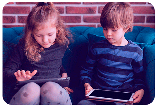 Niños utilizando dispositivos electrónicos conectados al Wifi