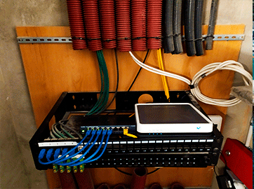 Pequeño rack y router para Wifi en un edificio de apartamentos